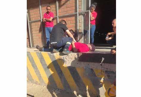 El equipo forense se desplegó en la escena para llevar a cabo las diligencias pertinentes y determinar las causas exactas de la muerte. 