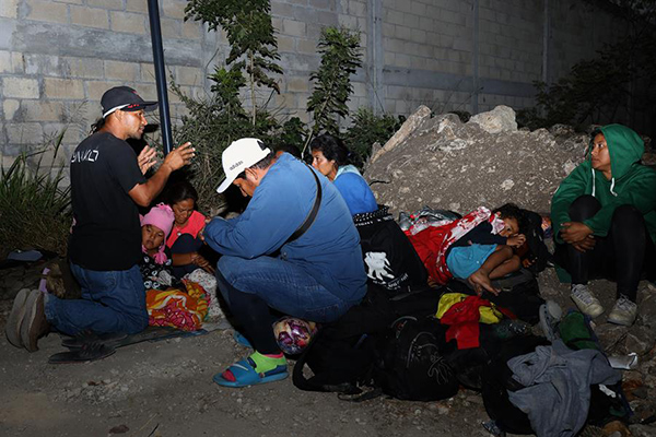 Migrantes descansan en un campamento improvisado hoy, en el municipio de Verriozabal, México.