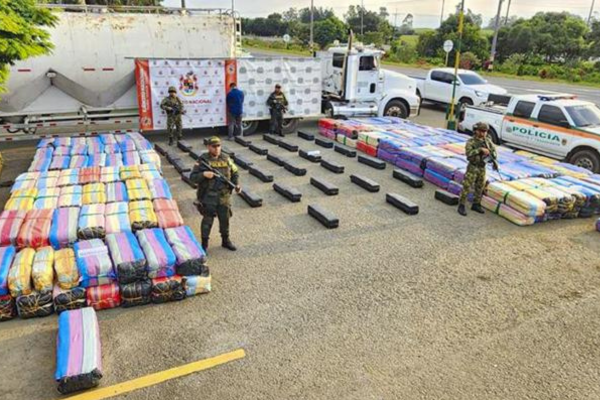 La imágen muestra un cargamento de marihuana incautado por las autoridades colombianas. Créditos: Ejército de Colombia.