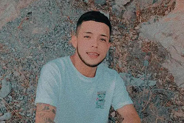 Breiner Ángel Pinedo Barrios fue atacado a tiros en su casa. Fue llevado a la clínica Los Nogales.