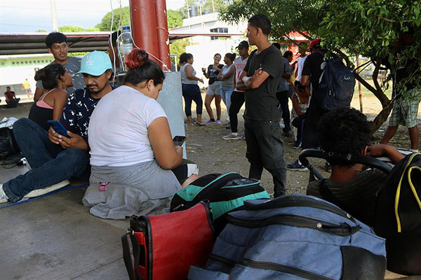 El Centro de Dignificación Humana denunció que las autoridades abandonaron a los migrantes en las localidades de Huixtla, Tonalá, Pijijiapan, Arriaga y Berriozába.