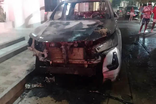 En la imágen se encuentra la camioneta incendiada en El Banco, los oficiales se encuentran adelantando los hechos para esclarecer este incidente que generó pánico en la comunidad. 