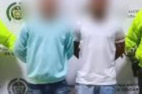 Dos individuos fueron detenidos por las autoridades en relación con la muerte de un joven jugador menor de edad que nunca tuvo la oportunidad de debutar en el ámbito profesional. Estos sospechosos, identificados como Rafael Ángel y Rafael Enrique Angulo Pacheco, ambos residentes del barrio El Bosque, enfrentarán cargos por su presunta participación en el trágico suceso.