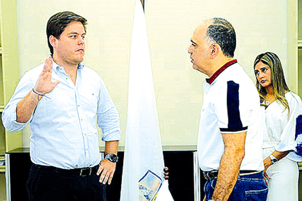 En la  gráfica, Luis Eduardo Vives González con el Alcalde Carlos Pinedo Cuello.