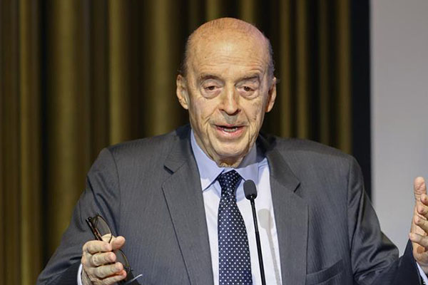 Álvaro Leyva, Canciller de Colombia suspendido de sus actividades por tres meses.Álvaro Leyva, Canciller de Colombia suspendido de sus actividades por tres meses.