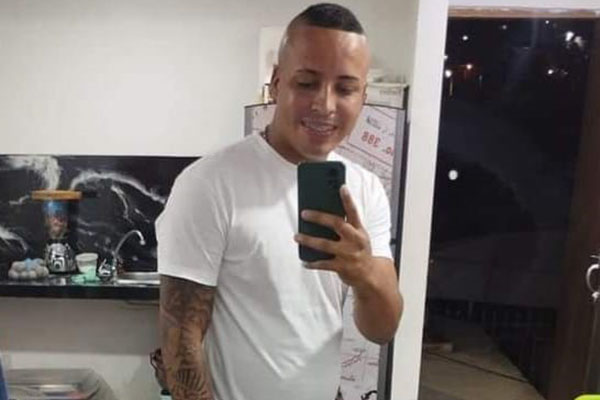 Este es el momento en el que el personal de la Unidad Criminalística de la Policía Metropolitana adelanta la inspección al cadáver de Anderson Alberto Choles.