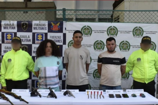 En la imagen los tres capturados por los operativos de la Polícia Metropolitana. 
