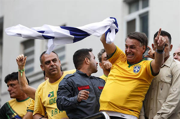 El expresidente brasileño Jair Bolsonaro (2019-2022) participa en una movilización donde reunió a miles de seguidores para darse su primer baño de masas.