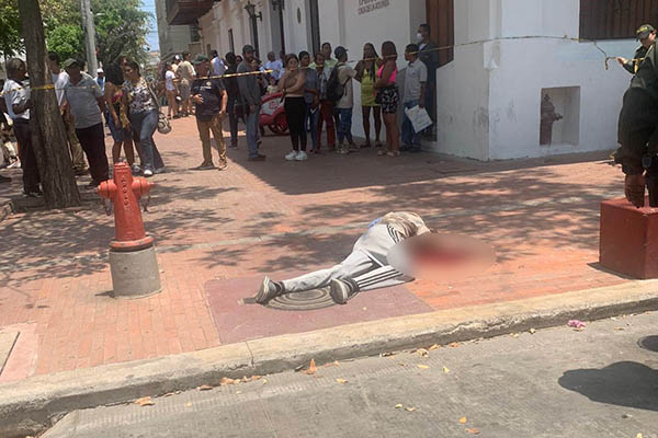 Jeferson José Avila De La Cruz quedó tendido sobre el andén tras ser atacado a puñaladas.