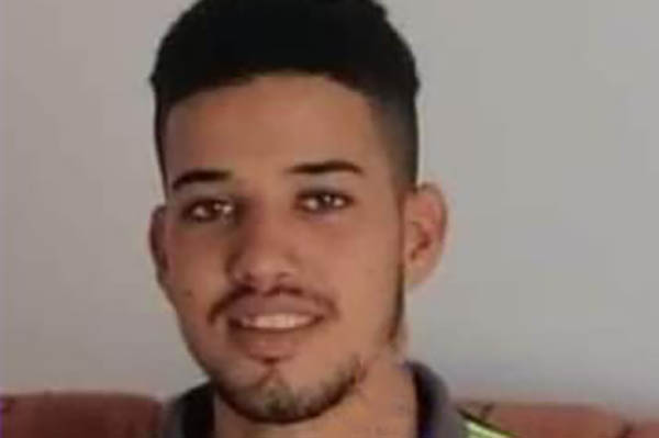 Jeferson José Avila De La Cruz quedó tendido sobre el andén tras ser atacado a puñaladas. Jeferson José Avila De La Cruz quedó tendido sobre el andén tras ser atacado a puñaladas.