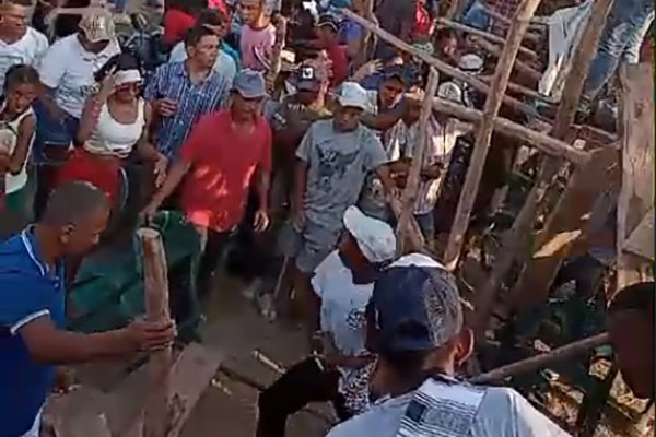 Momento cuando los asistentes a la corraleja evacúan al lugar.