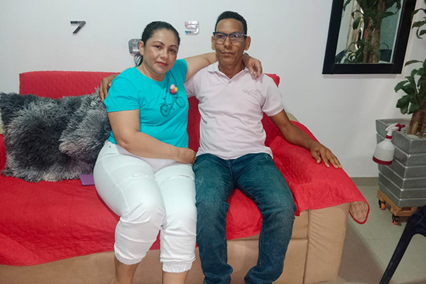 José Torres Amador, funcionario del Instituto de Medicina Legal junto con su esposa, Alcira Miranda, luego de ser absuelto de toda responsabilidad en el caso de la muerte de Leonor María García Angulo.