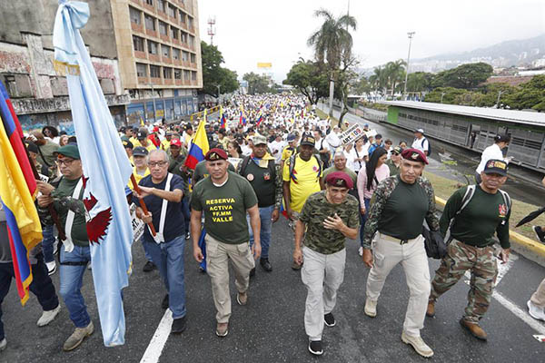 Manifestantes opositores al gobierno de Gustavo Petro participan en una jornada de protesta este domingo en las calles de Medellín.