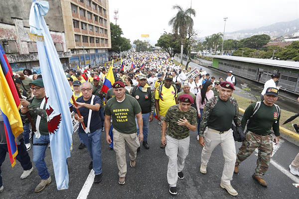 Manifestantes opositores al gobierno de Gustavo Petro participan en una jornada de protesta este domingo en las calles de Medellín. Manifestantes opositores al gobierno de Gustavo Petro participan en una jornada de protesta este domingo en las calles de Medellín.
