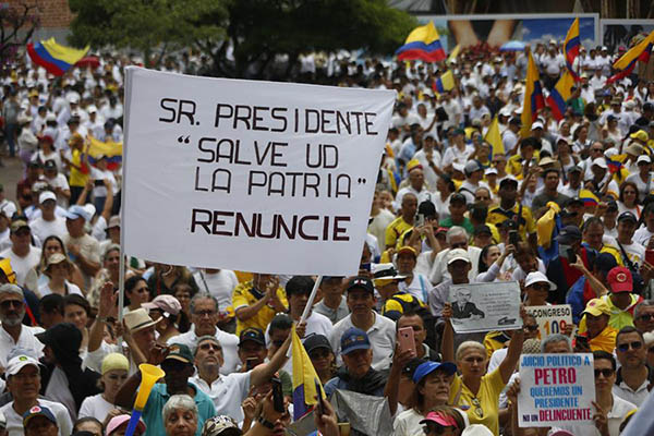 Desde las primeras horas de la mañana de este domingo miles de colombianos se reunieron para caminar y rechazar las reformas del presidente Gustavo Petro.