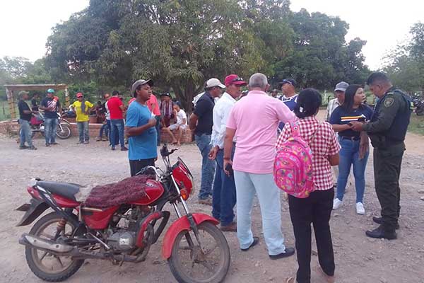 La comunidad bloqueó la vía principal para llamar la atención de la administración municipal.