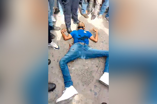 Daniel Cuello Bracho mal herido fue auxiliado por los policías quienes lo llevaron hasta la Clínica Mar Caribe en donde dejó de existir.
