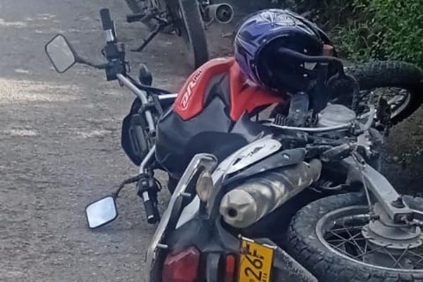 En esta motocicleta se movilizaban las víctimas cuando fueron atacadas a tiros. En esta motocicleta se movilizaban las víctimas cuando fueron atacadas a tiros.