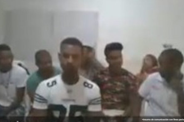 En las fotos se encuentran grupos de personas entre hombres y mujeres asistiendo a las audiencias donde fueron procesados.