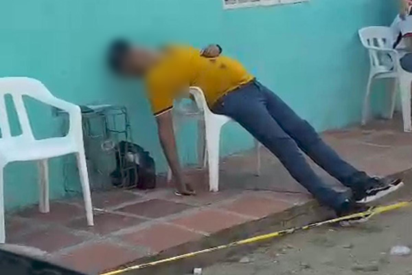 El cuerpo sin vida de Juan Carlos Flórez Ramos quedó en la silla en la que estaba descansado.