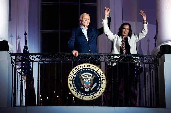 En la fotografía el presidente de Estados Unidos Joe Biden junto a la vicepresidenta Kamala Harris saludando desde el balcón de la Casa Blanca. EFE