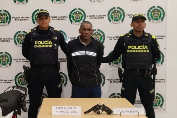 Marlon Móvil Mejía fue llevado en medio de estrictas medidas de seguridad hasta la sede de la Fiscalía. 