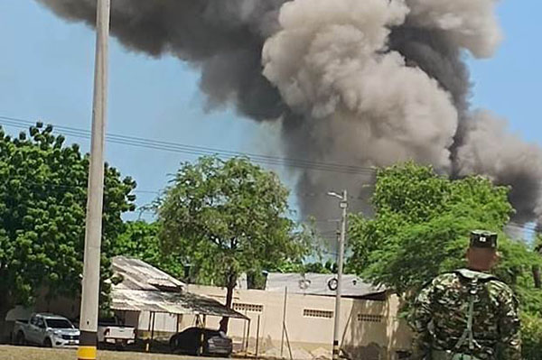 Imágenes impactantes muestran desde algunos puntos nubes de humo gris y negro generadas por las explosiones.