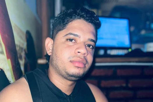 El cuerpo sin vida de Gabriel Marín fue trasladado por la Policía hasta la morgue local. Foto panorámica de referencia