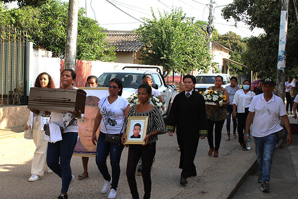 Los restos fueron llevados a su tierra natal para ser sepultados en el cementerio local.