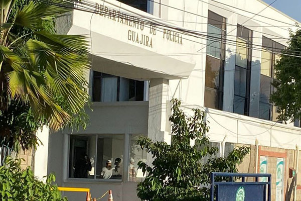 Los implicados fueron trasladados en medio de estrictas medidas de seguridad hasta la sede del comando de la Policía de La Guajira. Foto La Guajira Hoy