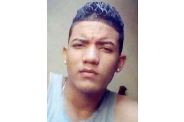 Jonathan Finol fue atacado a tiros por desconocidos en una barbería en la que laboraba. Jonathan Finol fue atacado a tiros por desconocidos en una barbería en la que laboraba.