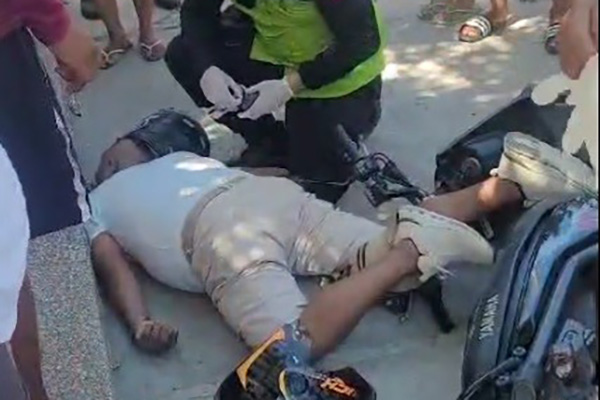 Edgar Alfonso Contante Rada quedó en el piso sin vida tras sufrir los golpes en medio del accidente de motos.