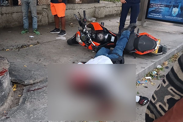 El cuerpo sin vida de Norbey Alfaro Arrublas, quedó tendido en la acera de la avenida Hernández Pardo de Santa Marta.