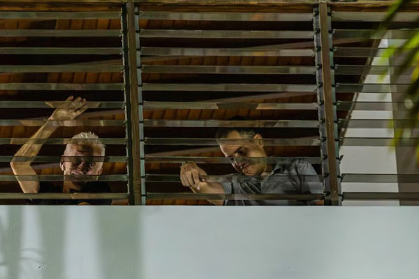Fotografía de dos de los seis opositores venezolanos que se encuentran refugiados en la residencia oficial de la embajada de Argentina en Caracas (EFE/ Henry Chirinos)