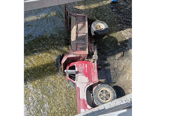 Este el vehículo de carga que se salió de puente y cayó encina de las dos víctimas que estaban en el río.