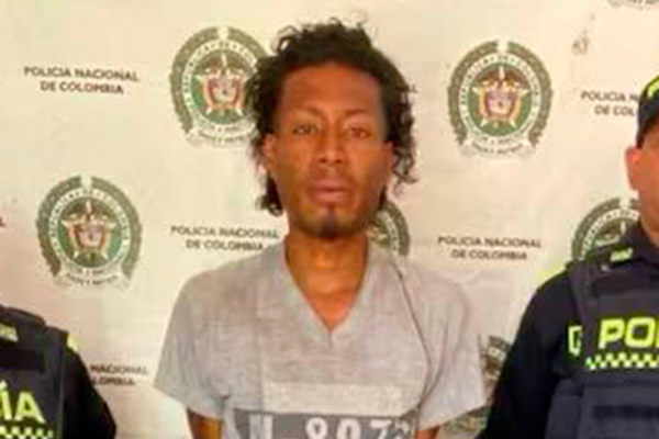 Las autoridades encontraron en su poder un bolso tipo pañalera que contenía aproximadamente 200 gramos de estupefacientes.
