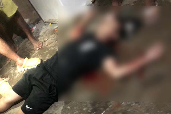 Familiares y amigos de Iván Martínez, llegaron al sitio donde fue baleado para percatarse de la situación.