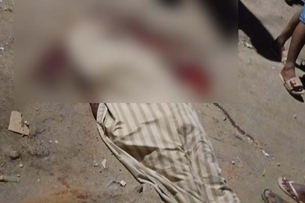 El sector del barrio La Paz sigue siendo uno de los de mayor peligrosidad en Santa Marta y de alto índice de criminalidad desde meses atrás. El hecho más reciente ocurrió la noche del pasado martes en el que fue asesinado de varios impactos de bala un hombre identificado por las autoridades como Wilmer Rua, conocido como ‘Felipe’. Momentos seguidos a la acción criminal se conoció que, este acababa de salir de su casa ubicada en el mismo sector, con destino a visitar a su hermana, pero que cuando iba a mitad de camino por el sitio conocido como ‘La Torre 15’, fue ubicado por dos motociclistas desconocidos. Dijo un testigo a los investigadores que, el parrillero con arma en mano se bajó, se le acercó y seguidamente le propinó los balazos que le quitaron la vida de forma instantánea. Su victimario al lograr su cometido corrió varios metros, se subió en el rodante en el que huyó del sitio junto con su cómplice, con rumbo desconocido. Entre tanto, unidades de la Policía Metropolitana iniciaron las investigaciones para esclarecer el caso que alteró la tranquilidad que reinaba esa noche en esa parte de la capital del departamento de Magdalena.