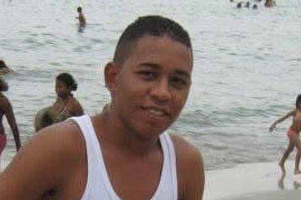 El cadáver de Marlon Castilla Herrera fue encontrado a un lado de la carretera destapada.