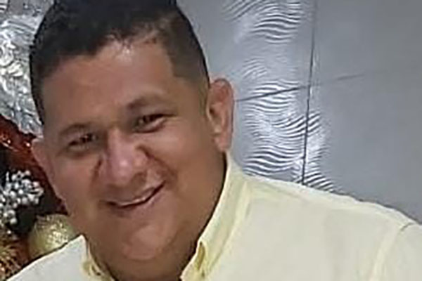 Este es el momento en el que Leonardo Gómez Orozco es auxiliado y llevado hasta la sala de urgencias del centro de salud Paz del Río.