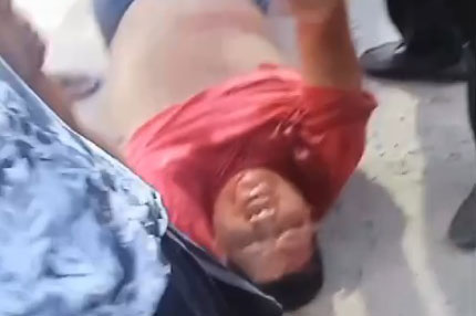 Este es el momento en el que Leonardo Gómez Orozco es auxiliado y llevado hasta la sala de urgencias del centro de salud Paz del Río. Este es el momento en el que Leonardo Gómez Orozco es auxiliado y llevado hasta la sala de urgencias del centro de salud Paz del Río.