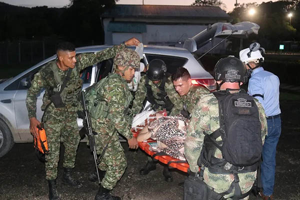 Fotografía de integrantes del de las Fuerzas Militares trasladando a una persona herida en El Tarra, en Norte de Santander. EFE
