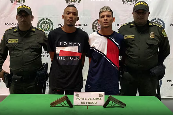 Simultáneamente, un segundo individuo de 22 años fue interceptado por las autoridades tras intentar huir al notar la presencia policial.