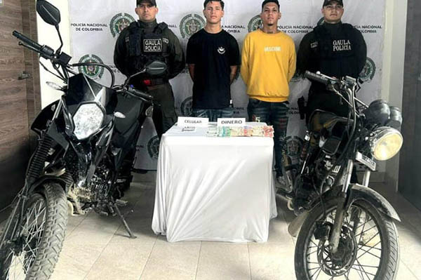 Según las autoridades, los detenidos se dedicaban a extorsionar a comerciantes en Santa Marta y Ciénaga, exigiéndoles pagos regulares para permitirles operar en la zona.