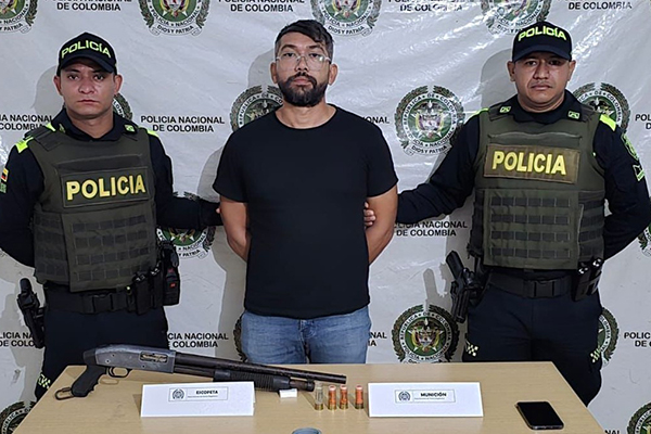 Edgar Fabián Flórez, detenido con una escopeta y cuatro cartuchos calibre 12 milímetros, en su poder. Edgar Fabián Flórez, detenido con una escopeta y cuatro cartuchos calibre 12 milímetros, en su poder.