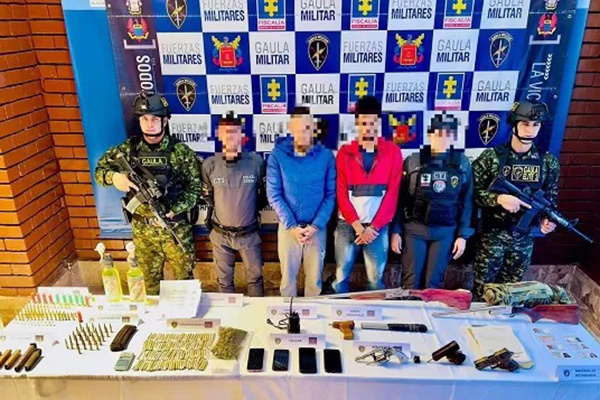 A los sujetos se les incautaron 2 armas largas, 2 armas cortas, 2 armas artesanales, 2 bombas incendiarias, entre otros. 