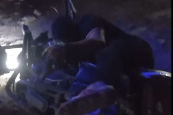 El cadáver de Carlos Garizabal quedó sobre la motocicleta en la que se movilizaba.