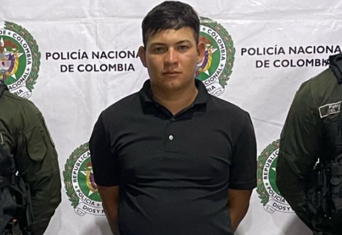 Momento de la captura de John Bayona, alias ‘Rastrillo’, en la urbanización Santa Helena, donde las autoridades incautaron una motocicleta y un celular utilizados en sus actividades extorsivas.