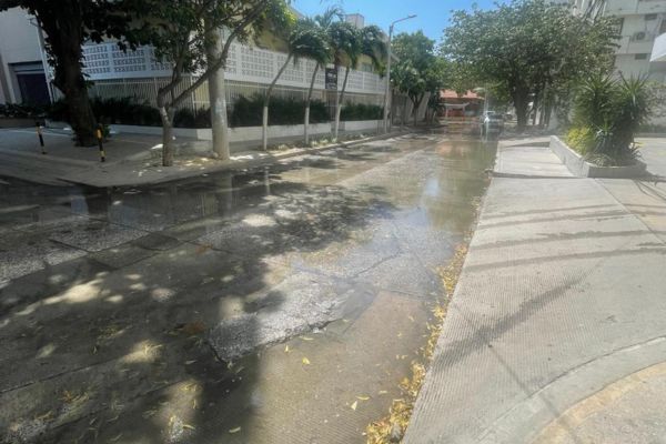 La situación de rebosamiento de aguas residuales en el barrio Bellavista, sector conocido como ‘Los Cocos’, viene afectando la salud de los residentes en esa parte de Santa Marta.