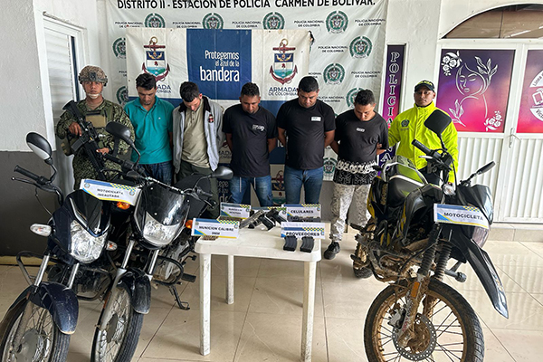 Jhon Fernández, junto con otros presuntos delincuentes luego de las capturas por pare de la Policía y Fiscalía.